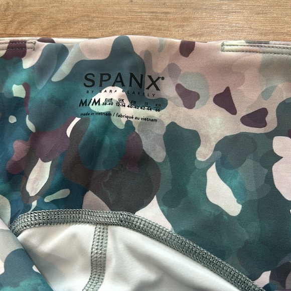 SPANX BOTTY BOOST ACTIVE 7/8 LEGGINGS WOMEN Sz MD CAMOUFLAGE NEW - Picture 5 of 12